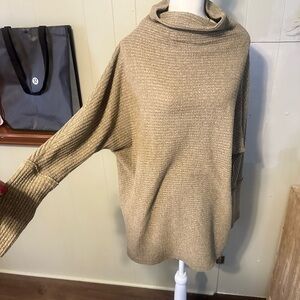 Barely worn tunic from free people. Size medium. Smoke free home. Hunter green.